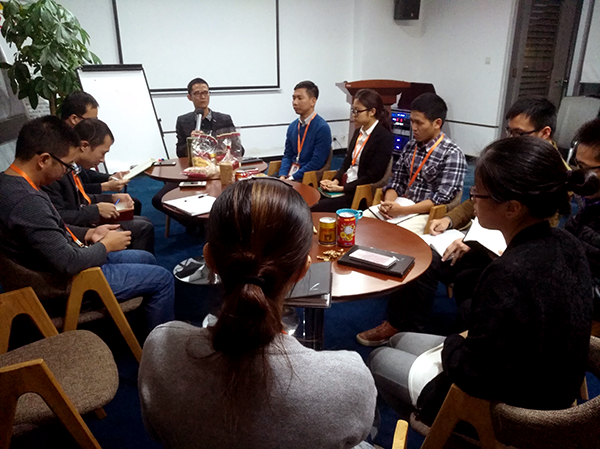 我司动点网络房总带领大家作11月总结分享现场.png